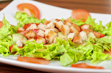 Image showing Vegetable salad with crackers