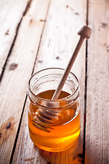 Image showing full honey pot and honey stick 