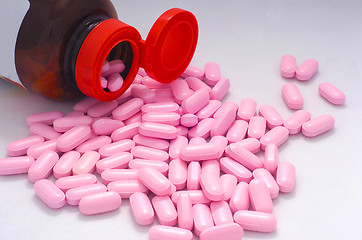 Image showing Pink pills and box