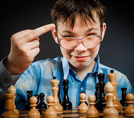 Image showing Nerd play chess