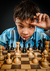 Image showing Nerd play chess