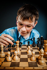 Image showing Nerd play chess