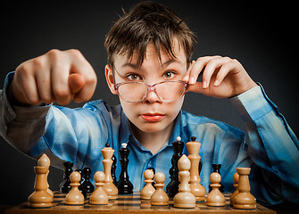 Image showing Nerd play chess