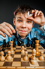 Image showing Nerd play chess