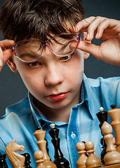 Image showing Nerd play chess