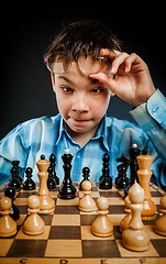 Image showing Nerd play chess