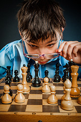 Image showing Nerd play chess