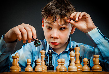 Image showing Nerd play chess