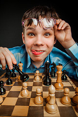 Image showing Nerd play chess