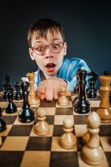 Image showing Nerd play chess