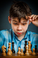 Image showing Nerd play chess