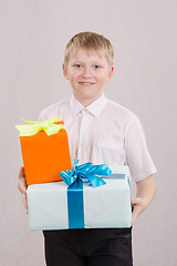 Image showing Teen gives gifts