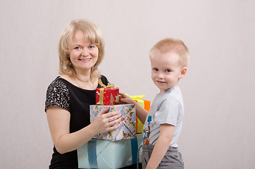 Image showing Five year old mother congratulates happy birthday