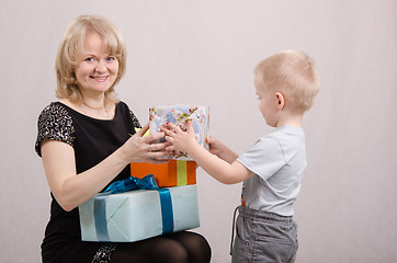 Image showing Five year old mom gives a gift