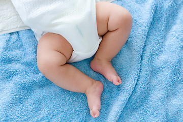 Image showing Little leg newborn baby