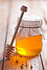 Image showing full honey pot and honey stick 