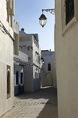 Image showing Narrow alley in Assila in the twilight