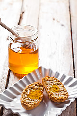 Image showing crackers in plate and honey 