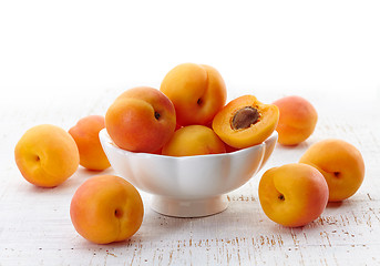 Image showing bowl of apricots