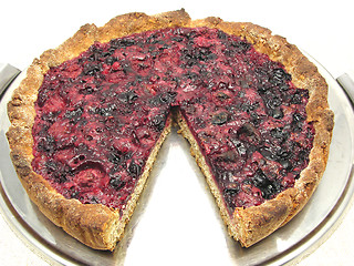 Image showing Cutted berry cake on a cake tray