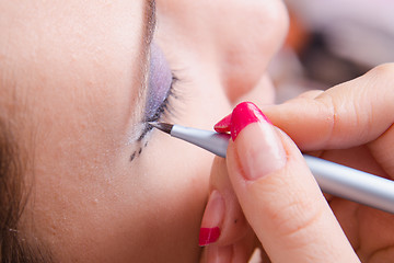 Image showing Makeup artist draws arrows