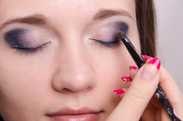 Image showing Drawing shadows on the eyelids as makeup