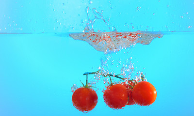 Image showing tomatoes thrown in water