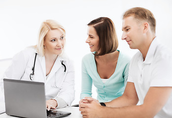 Image showing doctor with patients looking at laptop