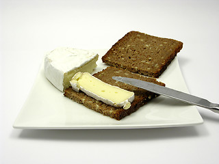 Image showing Wholemeal bread with camembert cheese on a plate with knife