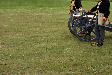 Image showing Soldiers in the uniform with a field canon