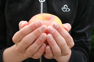 Image showing Hands with apple