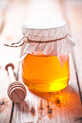 Image showing full honey pot and honey stick 