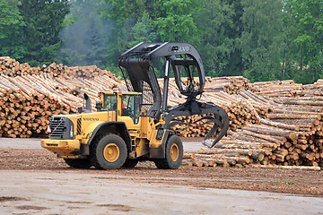 Image showing Volvo L180F HL Log Loader at Lumber Yard