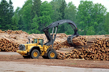 Image showing Volvo L180F HL Log Loader Lifting Logs