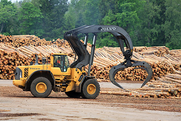 Image showing Volvo L180F HL Log Loader at Lumber Yard