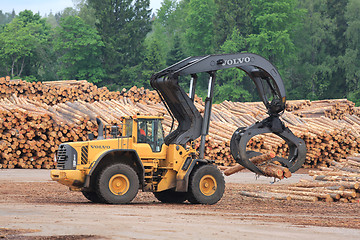 Image showing Volvo L180F HL Log Loader Handling Logs