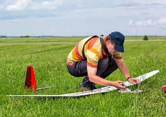 Image showing Man makes the assembly RC glider