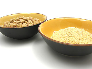 Image showing Two bowls of ceramic with garbanzos and flour of garbanzos