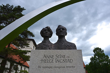 Image showing Anne Stine and Helge Ingstad bust