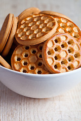 Image showing honey cookies in a bowl 