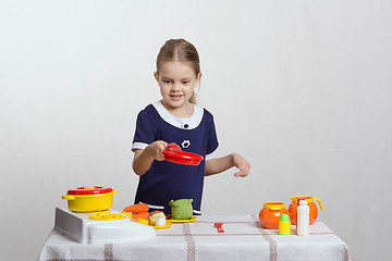 Image showing Girl hostess keeps the pan with chicken