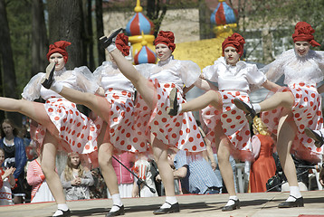 Image showing Kabaret dancing groupe