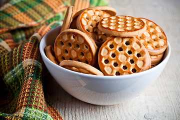 Image showing honey cookies in a bowl 