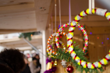 Image showing ring rotating shiny strip with red toy at showcase 