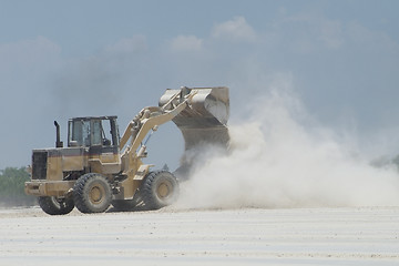 Image showing Wheel loader and dust