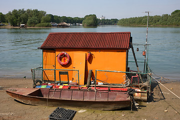 Image showing Home on the water