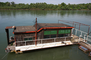 Image showing Home on the water