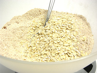 Image showing Wholemeal, cocoa and oat flakes on digital scales