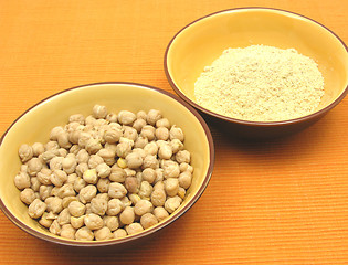 Image showing Two bowls of ceramic with garbanzos and flour of garbanzos