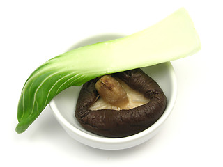 Image showing Shiitake and pak choi in a little bowl of chinaware